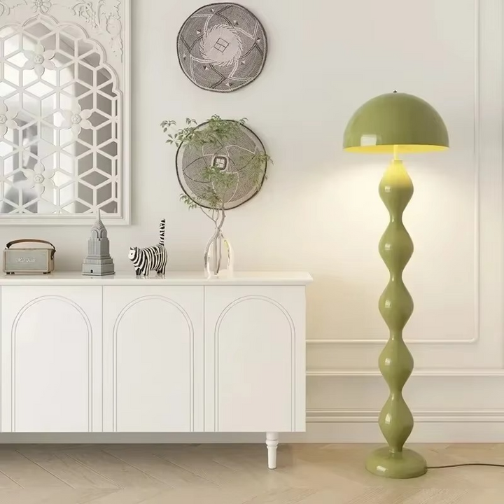 Lámpara de pie LED minimalista en dormitorio, diseño nórdico, luz funcional y decorativa.