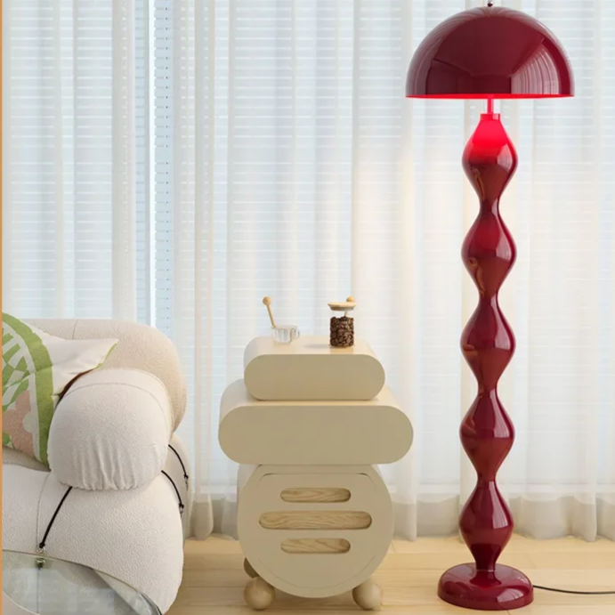 Diseño escandinavo en lámpara de pie LED moderna, ofrece luz suave y eficiente para el hogar.