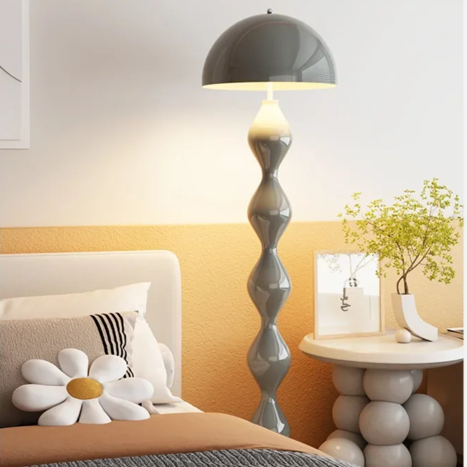 Lámpara de pie moderna con iluminación LED, diseño escandinavo, ideal para estilos minimalistas.