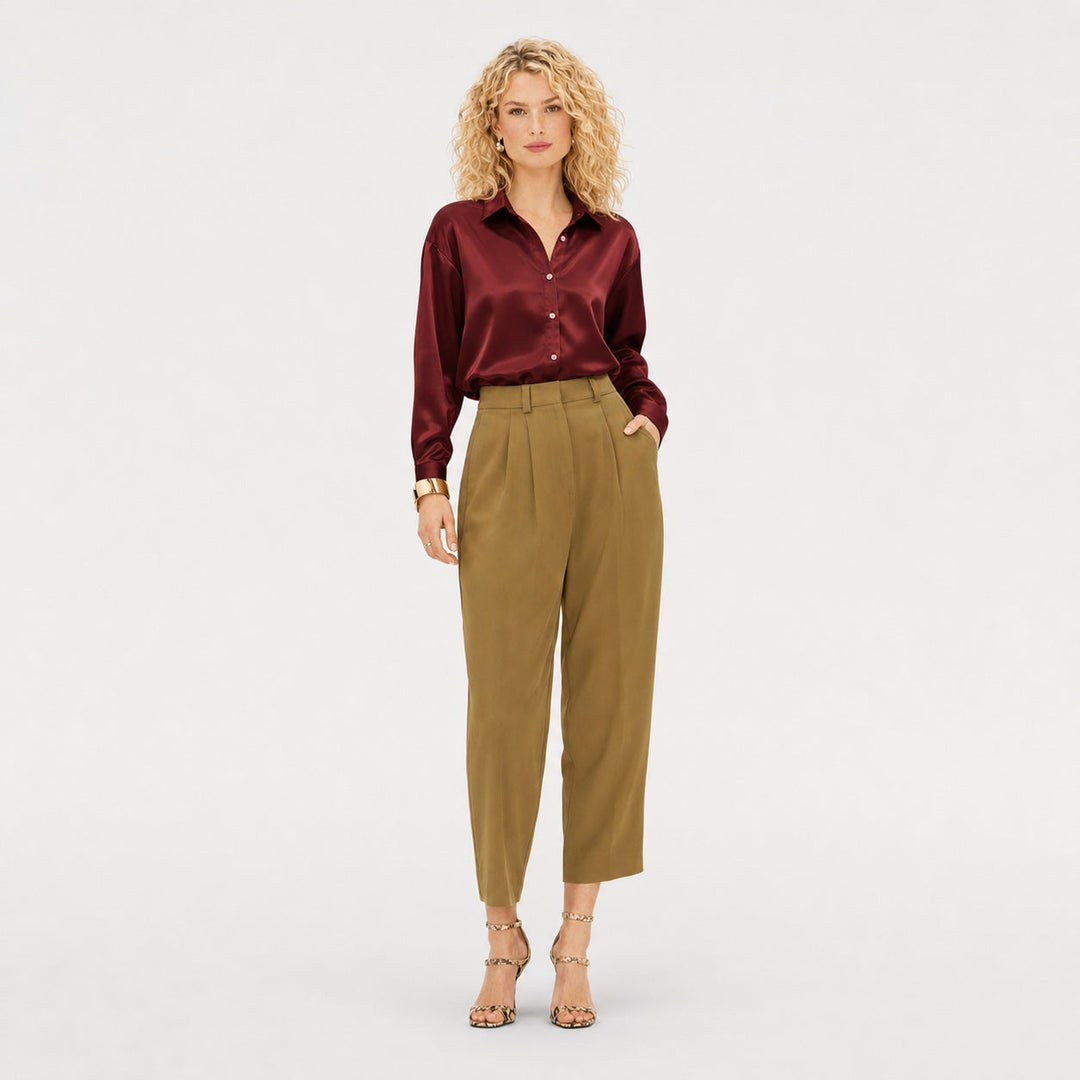 Blusa de primavera elegante para mujer, entallada. Cuello solapa, mangas largas. Moda femenina chic.