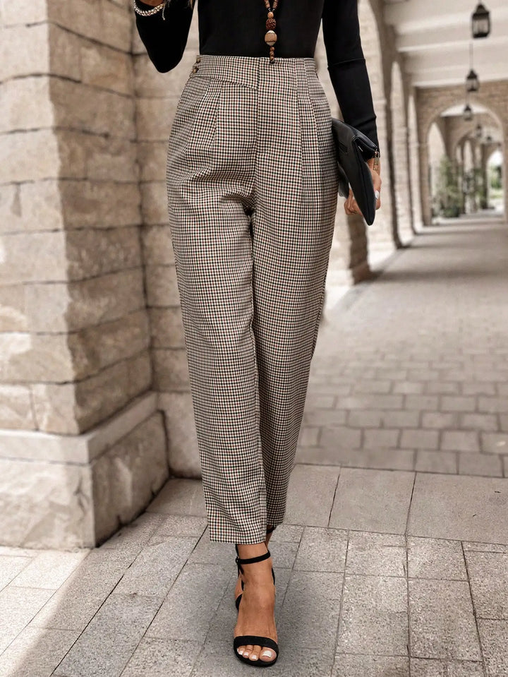 Primer plano de tela de pantalones de mujer a cuadros marrones, tiro alto, ideal para look de moda.