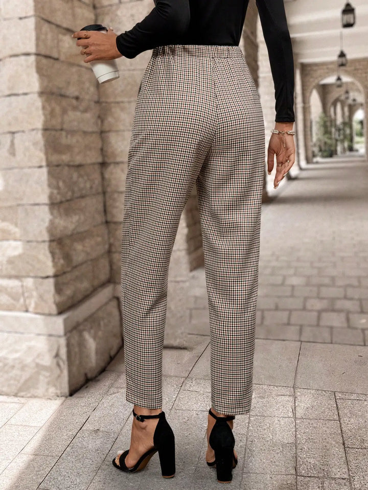 Pantalones de mujer tiro alto con estampado a cuadros marrones, diseño elegante y moderno para el otoño.