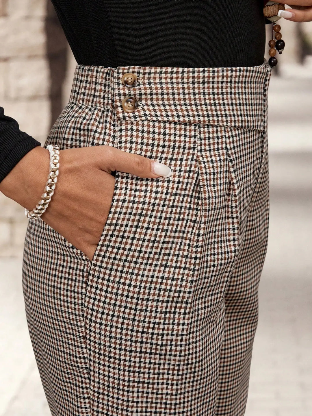 Pantalones de mujer a cuadros marrones, tiro alto, versátiles para moda casual o elegante en primavera y otoño.