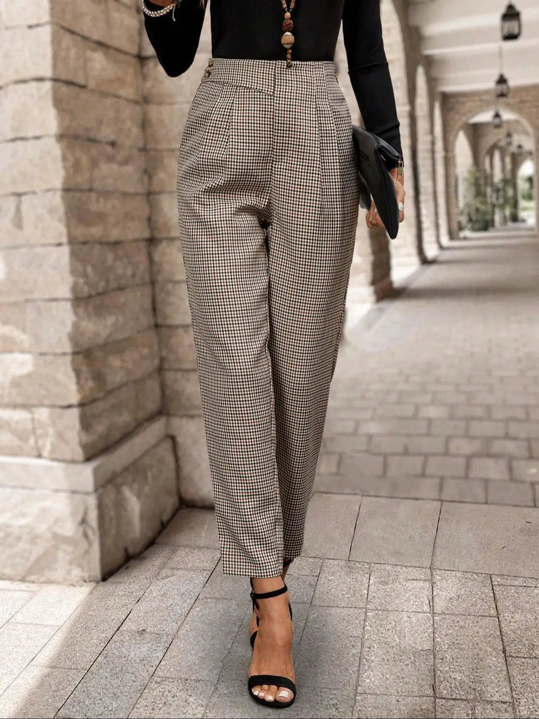 Pantalones de mujer de tiro alto a cuadros marrones, estilo casual-elegante para primavera y otoño.