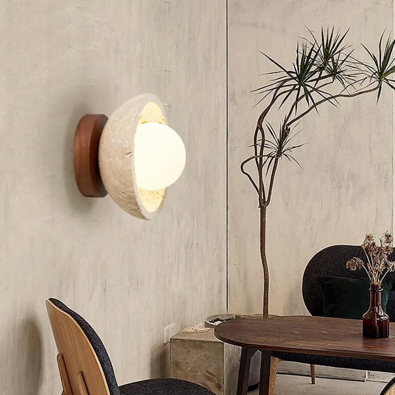 Aplique de pared LED boho de travertino natural, perfecto para iluminación interior moderna.