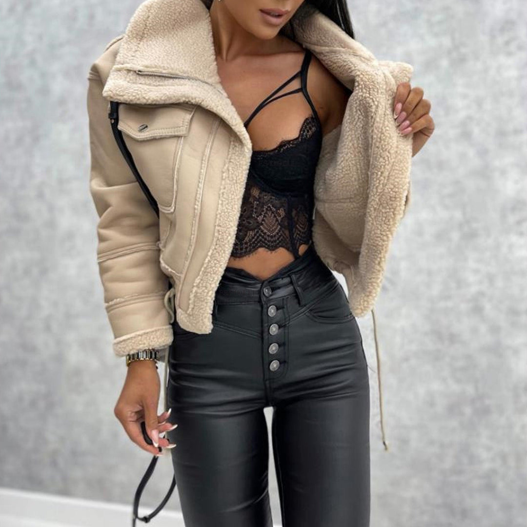 Chaqueta de mujer minimalista con solapas, corte entallado que realza la figura, ideal para un estilo elegante de otoño.