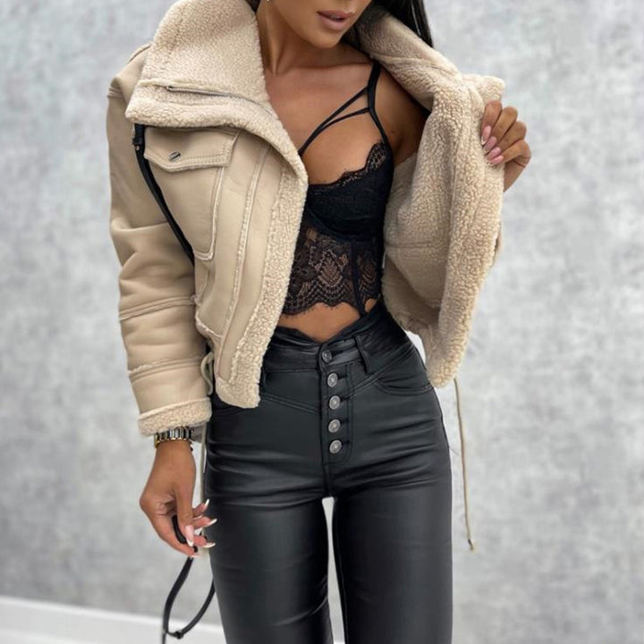 Chaqueta de mujer minimalista con solapas, corte entallado que realza la figura, ideal para un estilo elegante de otoño.