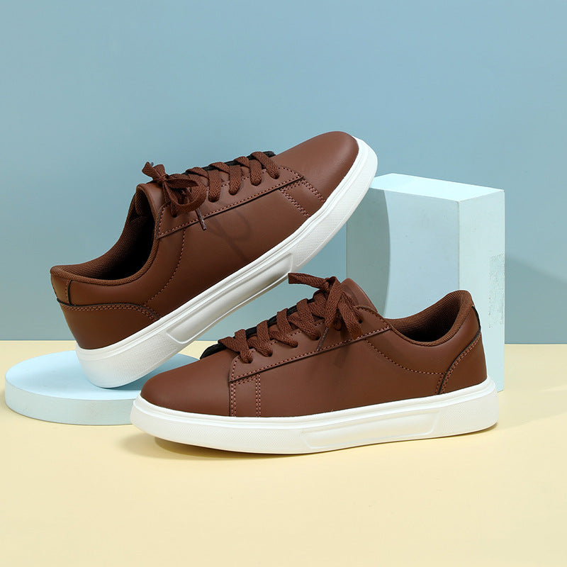 Zapatillas bajas de mujer con cordones y suela cómoda. Calzado urbano con detalles en contraste. Perfectas para estilo casual.