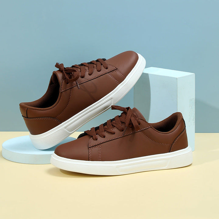 Zapatillas bajas de mujer con cordones y suela cómoda. Calzado urbano con detalles en contraste. Perfectas para estilo casual.