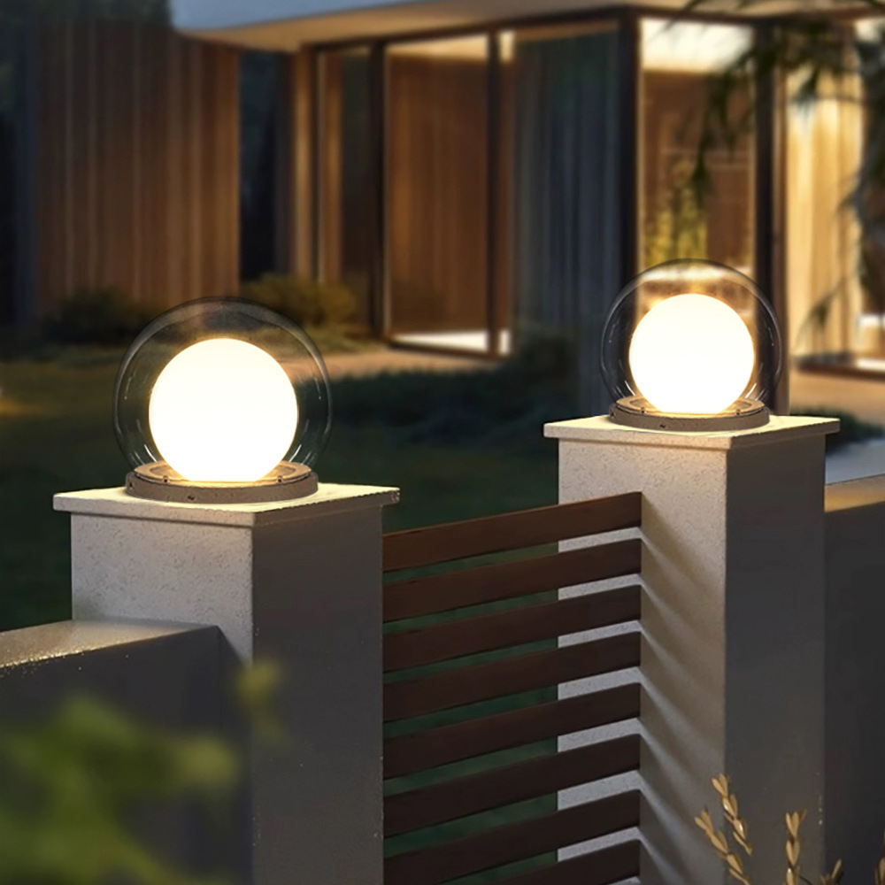 Lámpara LED esférica de jardín iluminando de noche. Luz moderna y acogedora para espacios exteriores.