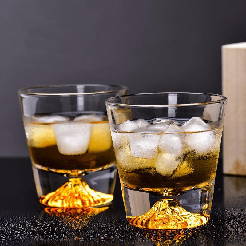 Colección de vasos Kiriko Edo para whisky. Cristal japonés artesanal, diseño exclusivo para degustación.