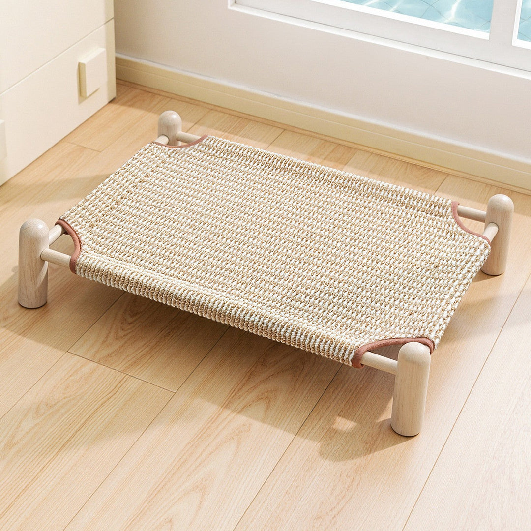 Cama de madera elevada para mascotas con diseño moderno. Cubierta transpirable, ideal para el descanso de perros y gatos.