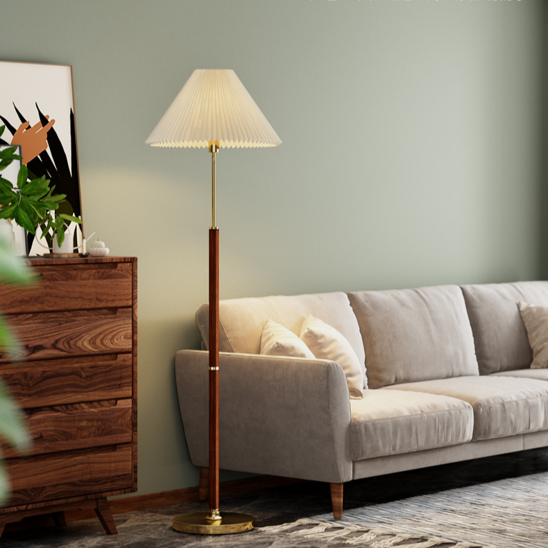 Lucira, lámpara de pie con pantalla plisada para iluminación funcional y decorativa en el hogar.