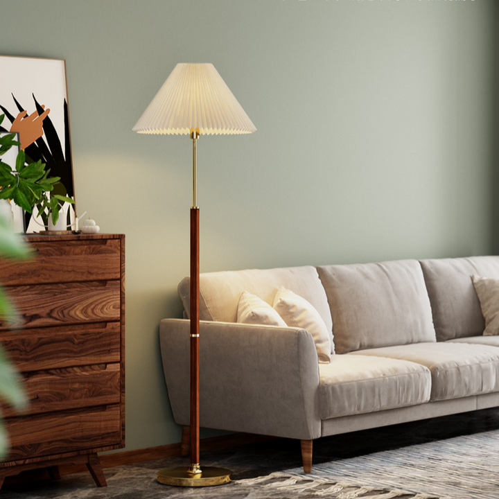 Lucira, lámpara de pie con pantalla plisada para iluminación funcional y decorativa en el hogar.