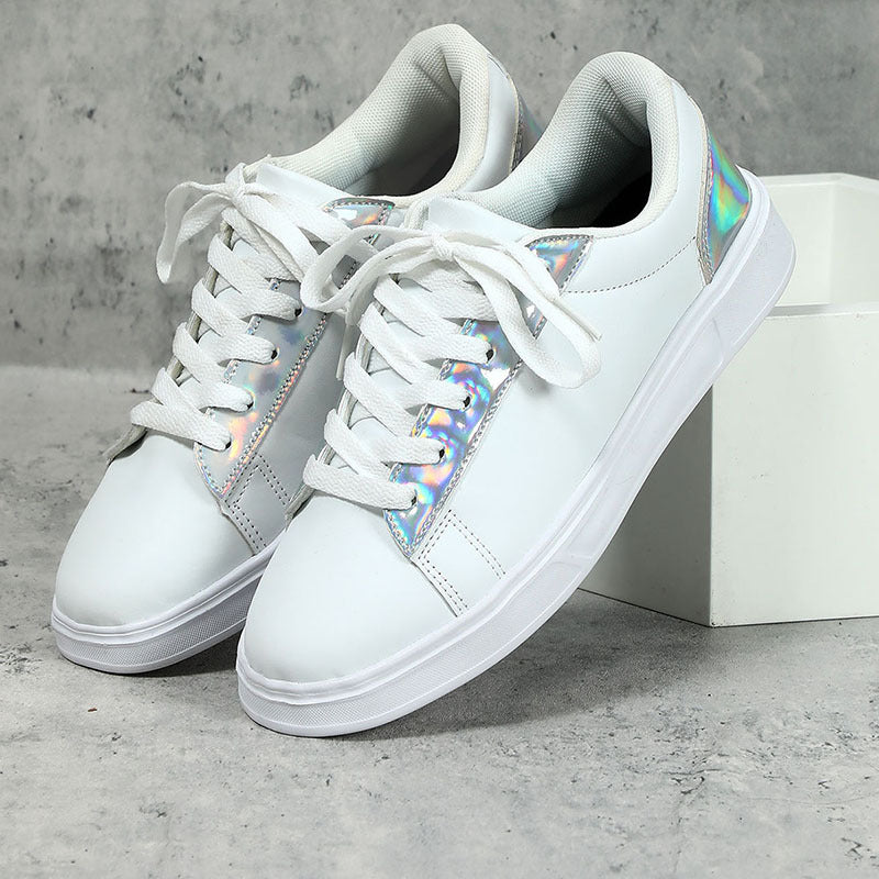 Zapatillas de mujer con detalles de contraste. Calzado urbano moderno y cómodo para estilo casual. Perfectas para el verano.
