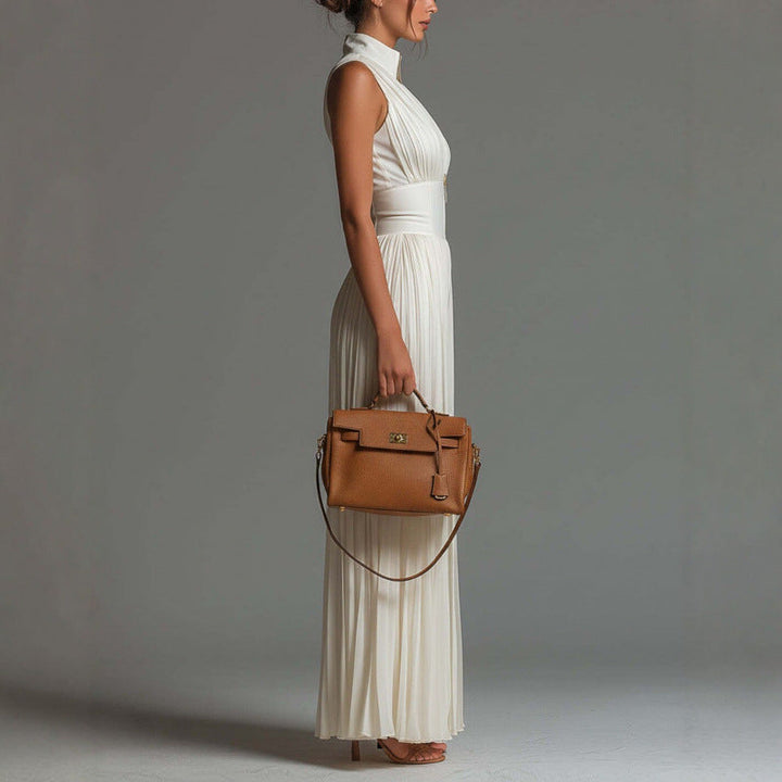 Sofisticado mono plisado para mujer. Con escote en V profundo y estilo de piernas anchas. Ideal para noche.