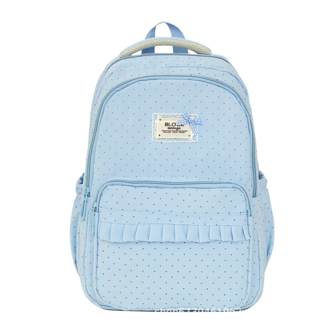 Detalle de volantes suaves en mochila de mujer con lunares, ideal para estilo chic y moderno.