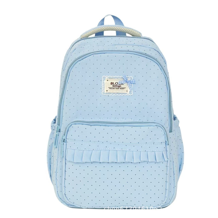 Detalle de volantes suaves en mochila de mujer con lunares, ideal para estilo chic y moderno.
