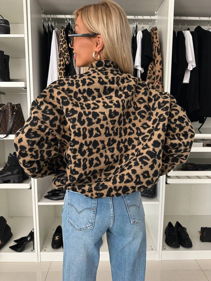 Chaqueta corta de leopardo para mujer, estilo moderno y audaz, perfecta para un look urbano.