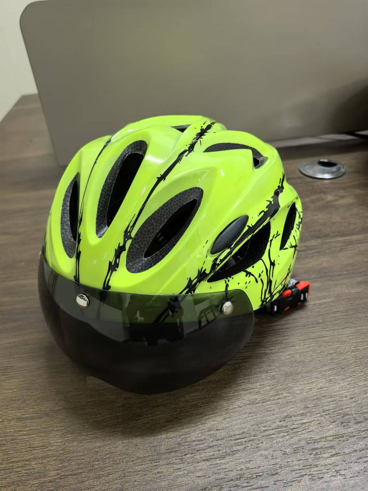 Casco de ciclismo negro con ventilación, ajustable y ligero, protección esencial para ciclistas.
