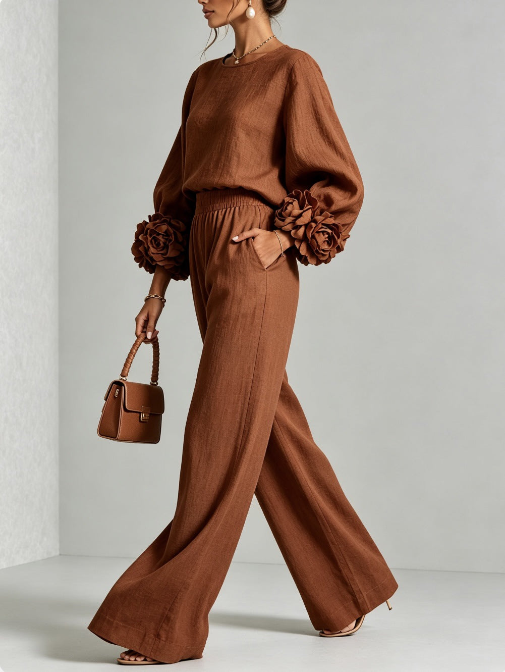 Conjunto mujer dos piezas con blusa floral de verano y pantalón ancho elegante, perfecto para brunch.
