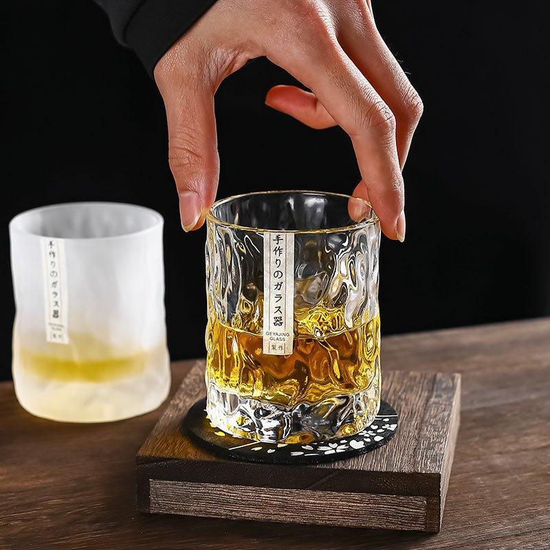 Vaso whisky de cristal tallado estilo glaciar, ideal para degustación en bar hogar.