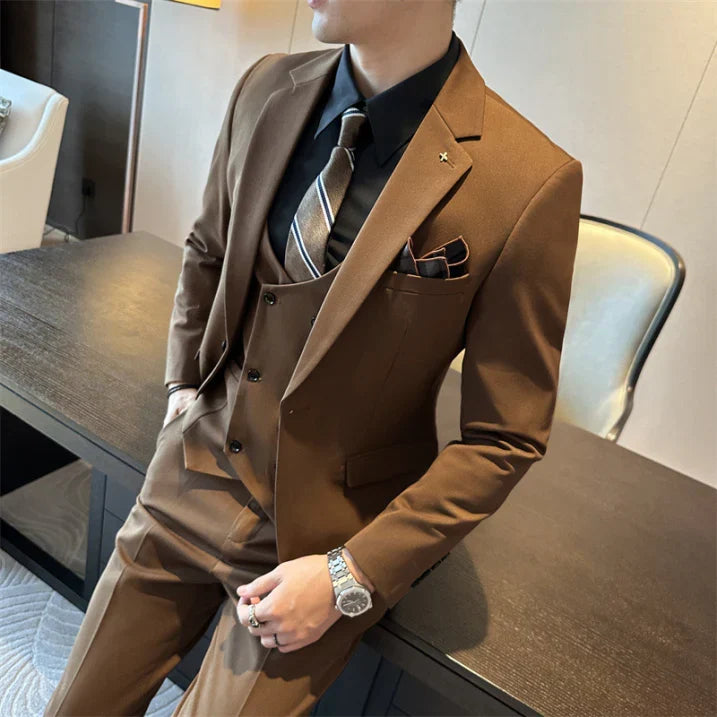 Traje de hombre slim fit de tres piezas, elegante para bodas y eventos especiales.