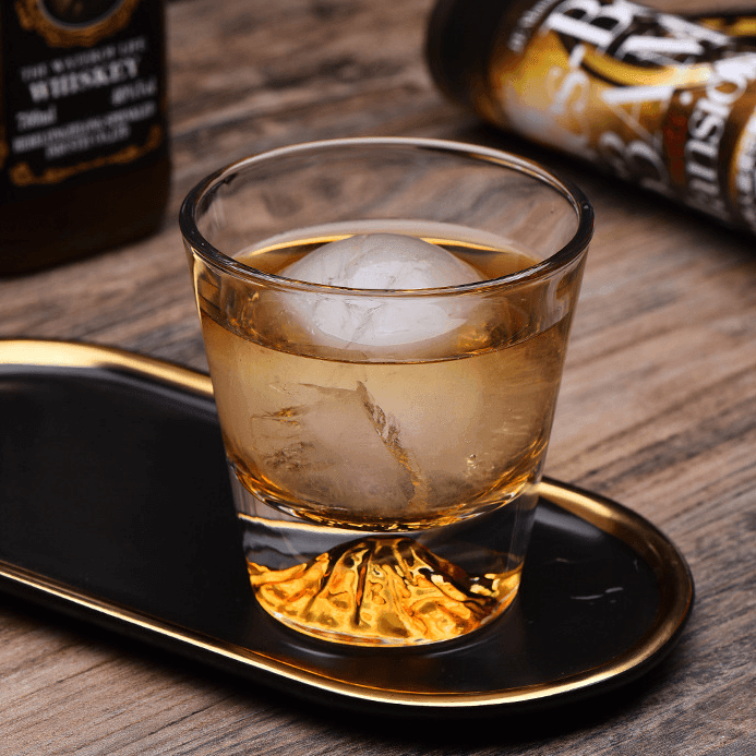 Degustación de whisky con vaso Kiriko Edo. Cristal artesanal japonés, hecho a mano. Lujo en cada sorbo.