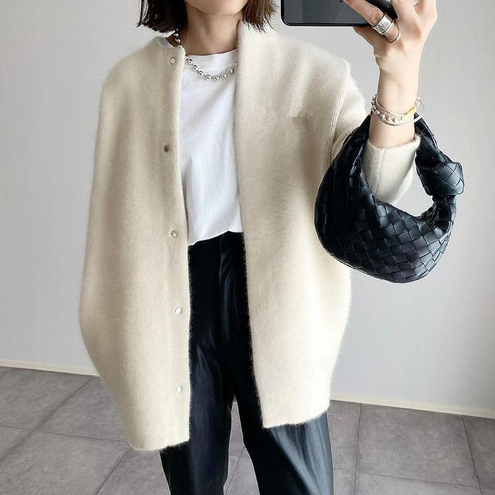 Abrigo de punto suave oversize para mujer, estilo casual chic, perfecto para un look cómodo y moderno.