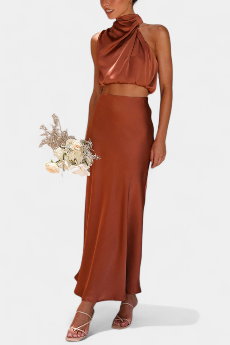 Ropa femenina de primavera: conjunto de falda con top halter y espalda descubierta.