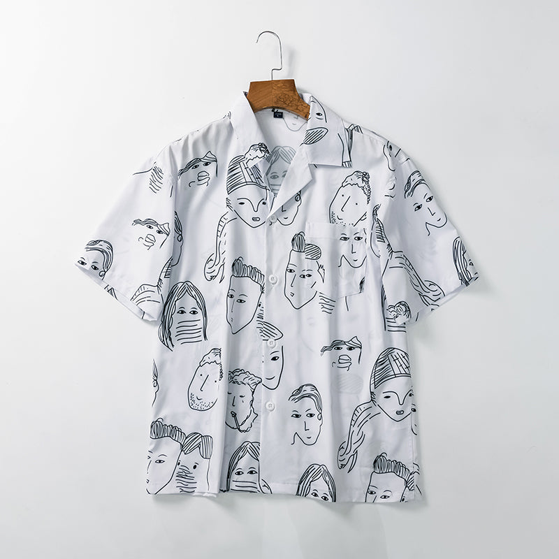 Camisa cubana de hombre, un esencial para el verano, combina frescura y estilo casual en la playa.