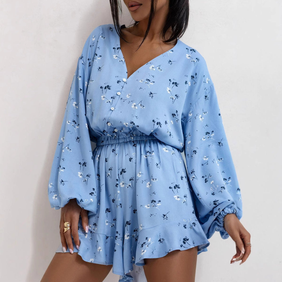 Mono corto femenino de verano con estilo casual, volantes y mangas abullonadas. Perfecto para vacaciones.