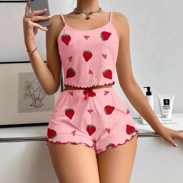 Pijama de verano para mujer, diseño fresco con tirantes finos y pantalón corto. Perfecto para lounge y comodidad.