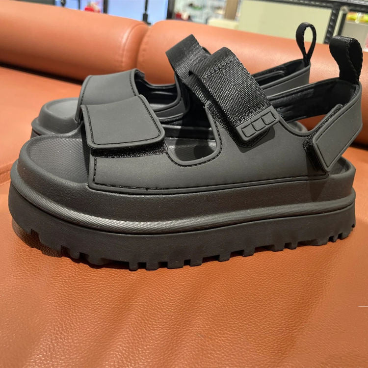 Mujer luciendo sandalias chunky de velcro con plataforma. Comodidad y estilo urbano moderno para el verano casual.
