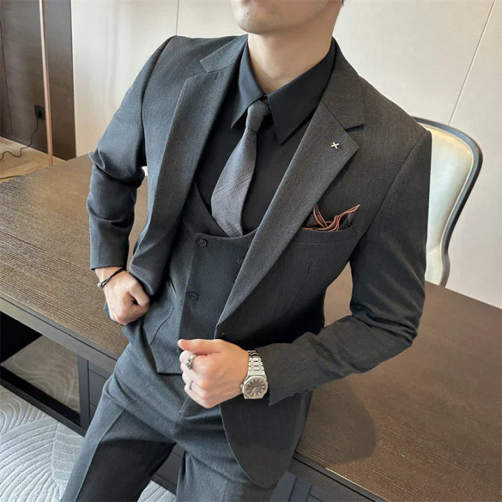 Traje de hombre slim fit, diseño de tres piezas, perfecto para outfits elegantes y de gala.