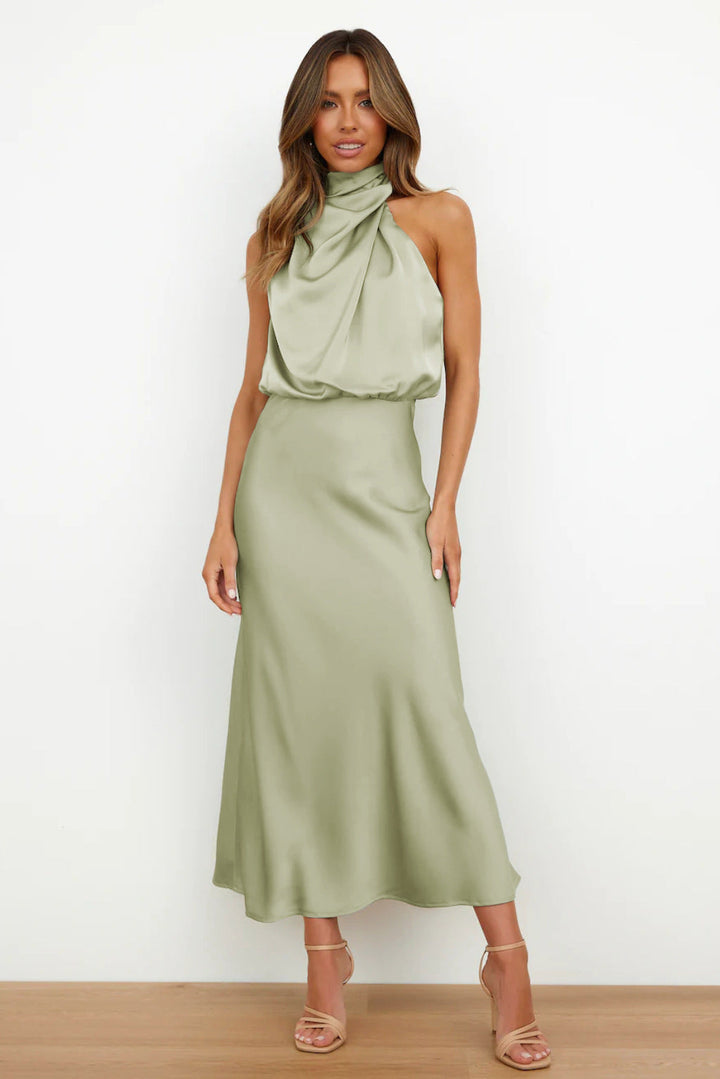 Vestido de noche de mujer, cuello alto, hombros descubiertos, elegante y largo para celebración especial.