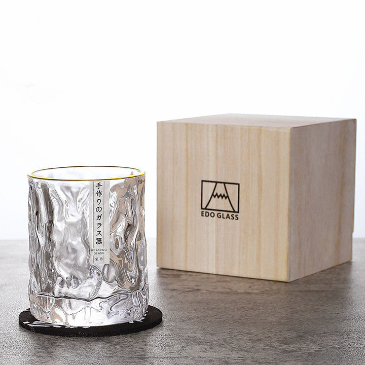 Vaso de whisky tallado, diseño escarchado. Perfecto para copas de licor en tu bar hogar.