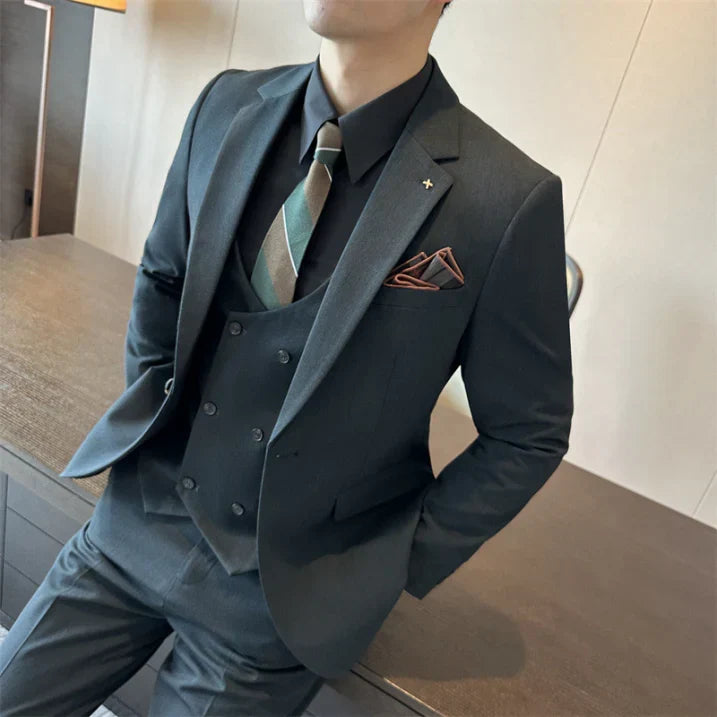 Traje slim fit de hombre de tres piezas, destacando la silueta para eventos especiales.