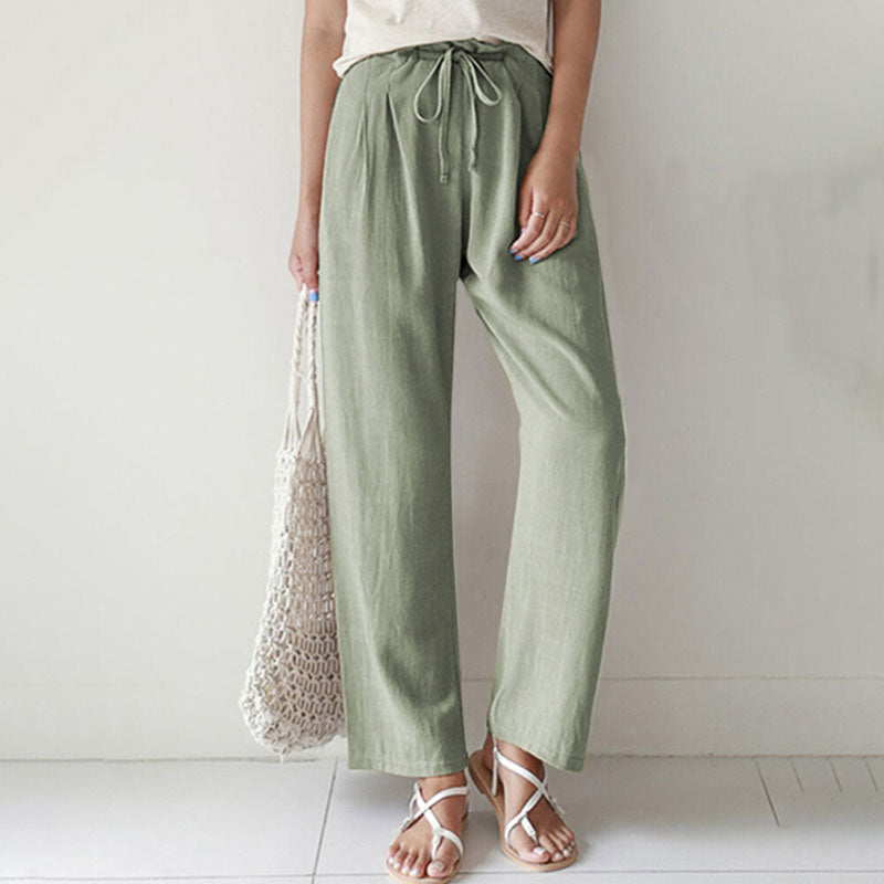 Primer plano de la pierna recta de los pantalones de relax unisex. Diseño cómodo y versátil para el día a día.