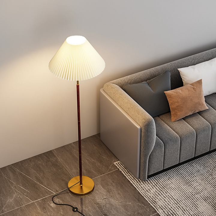 Iluminación decorativa: lámpara de pie Lucira con pantalla plisada, crea un ambiente relajante.