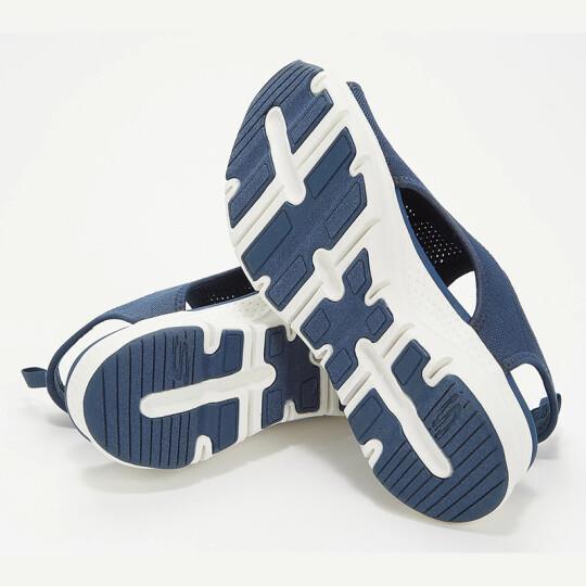 Sandalias de mujer cómodas para verano en color neutro, combinando moda femenina y salud para los pies.