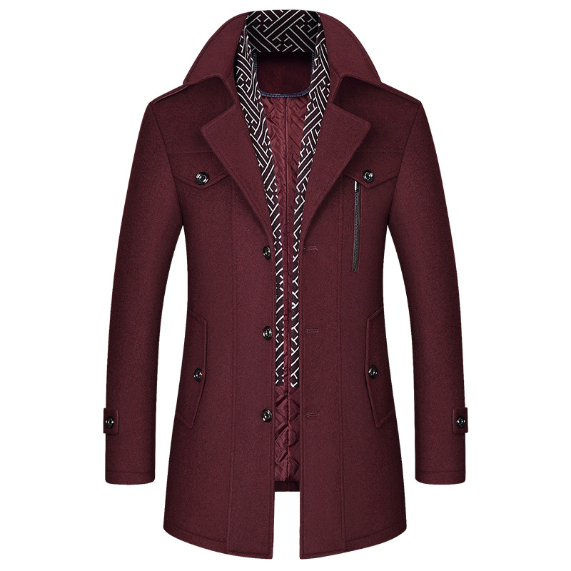 Hombre vistiendo abrigo clásico de invierno, muestra estilo elegante y confort para el frío.