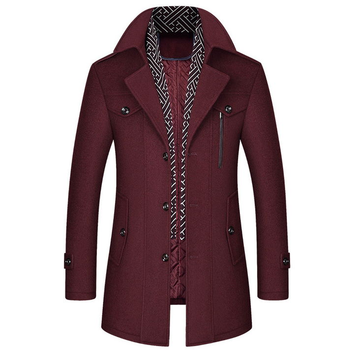 Hombre vistiendo abrigo clásico de invierno, muestra estilo elegante y confort para el frío.