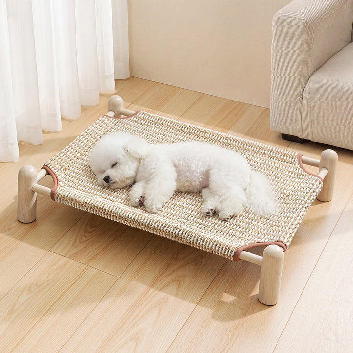 Cama elevada de madera para perros y gatos. Cubierta tejida transpirable, ideal para descanso y confort en el hogar.