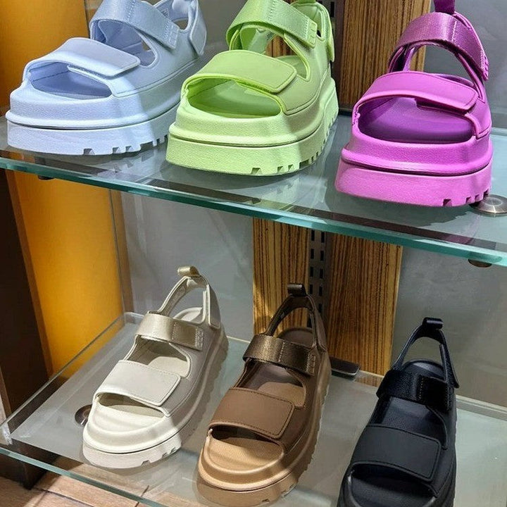 Sandalias de mujer con plataforma chunky y cierre de velcro. Calzado urbano moderno y cómodo, ideal para el verano.