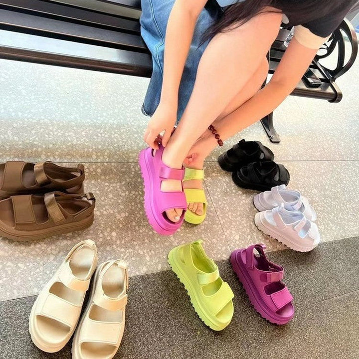 Sandalias de mujer ajustables con velcro, suela chunky y plataforma. Calzado urbano cómodo y de moda para verano.