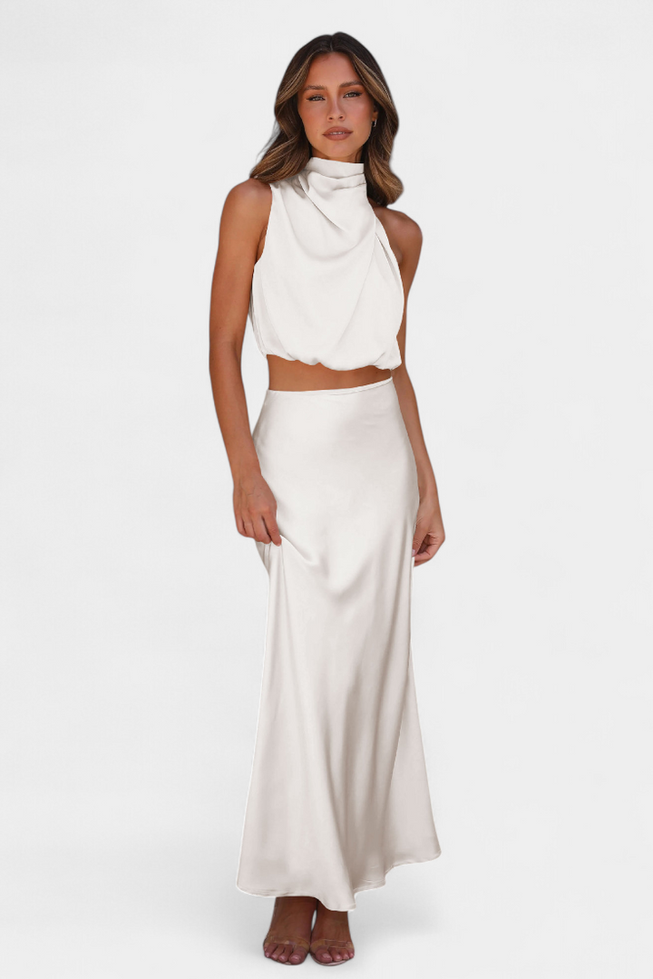 Conjunto de falda midi y top halter para mujer, diseño con espalda descubierta elegante.