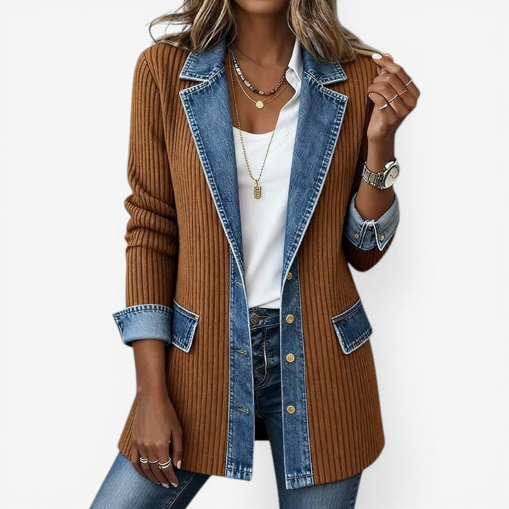 Chaqueta mixta vaquera para mujer, combina elegancia y comodidad para un look de moda diario.