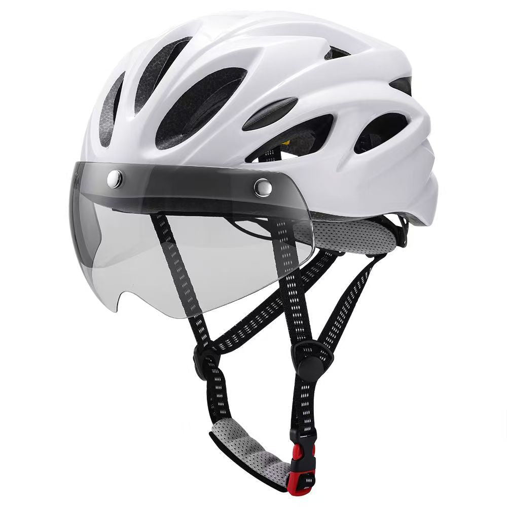 Casco de ciclismo de montaña resistente y seguro, con diseño ventilado y ajustable.