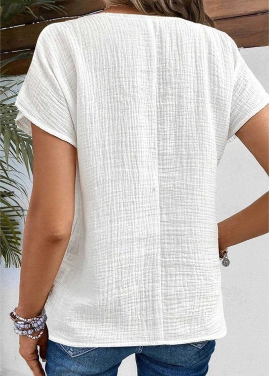 Blusa versátil de mujer en color liso con cuello y fila de botones. Prenda elegante y cómoda de moda femenina.